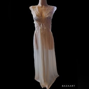 Gorgeous vintage 80s creame white Olga nightgown with tags never worn size med